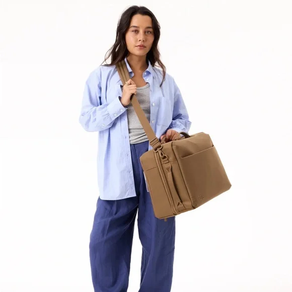 Beis The Ultimate Travel Duffle in Camel NEW - Picture 4 of 5